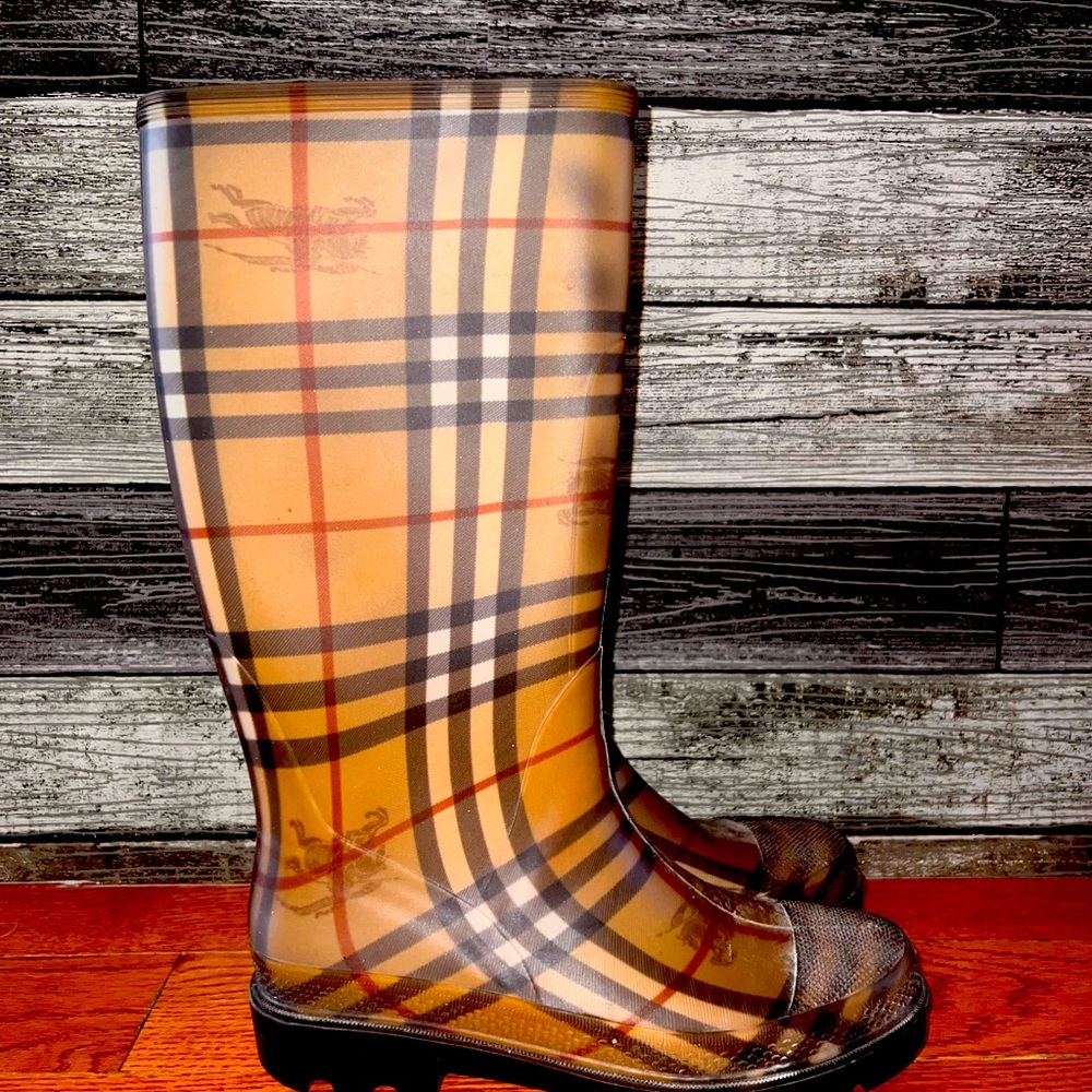 Authentic Burberry Rain Boots size 38 Euro (7.5 US) worn a few times.